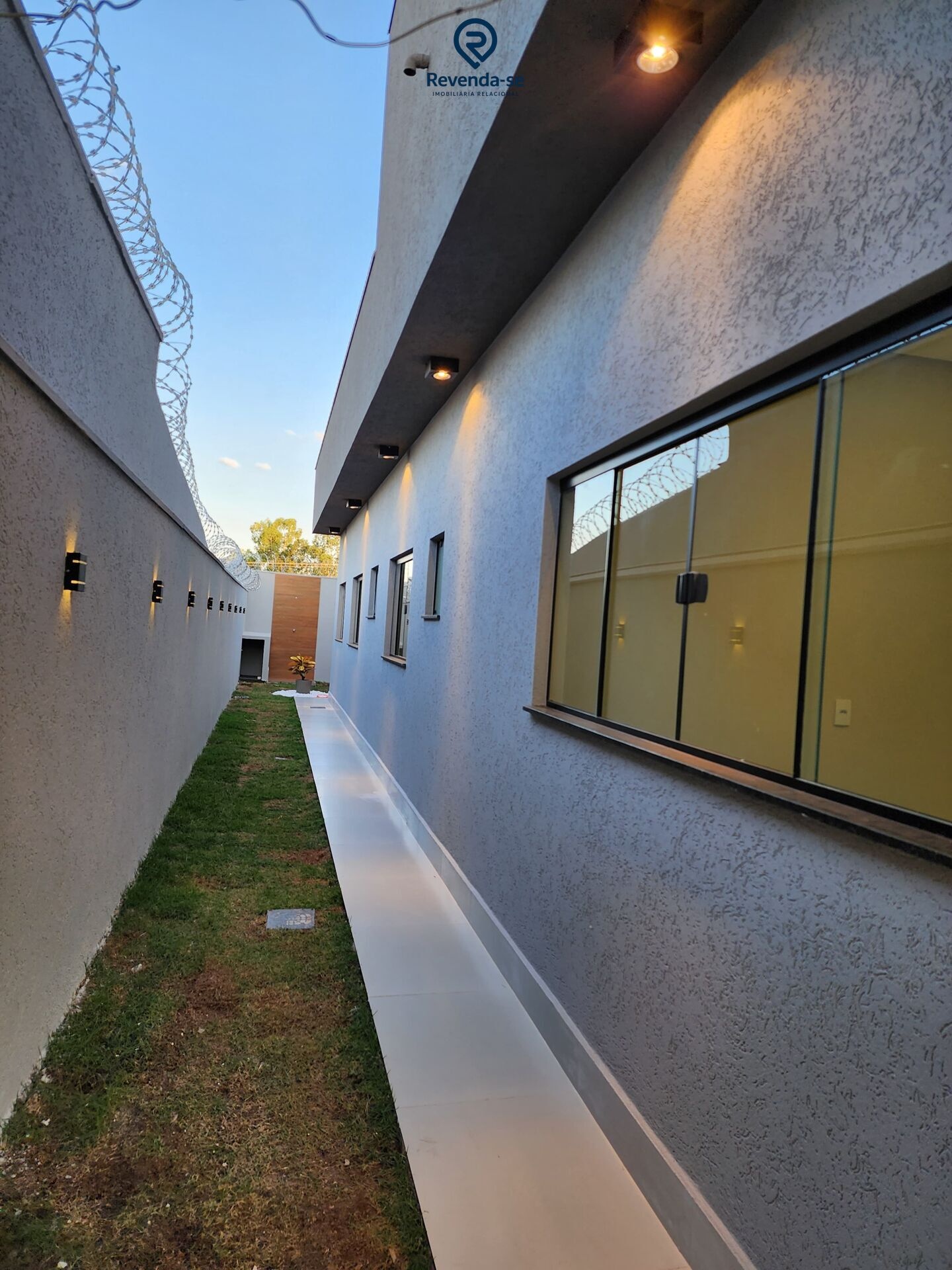 Casa Moderna com Acabamento de Alto Padrão no Jardim Buriti Sereno — foto