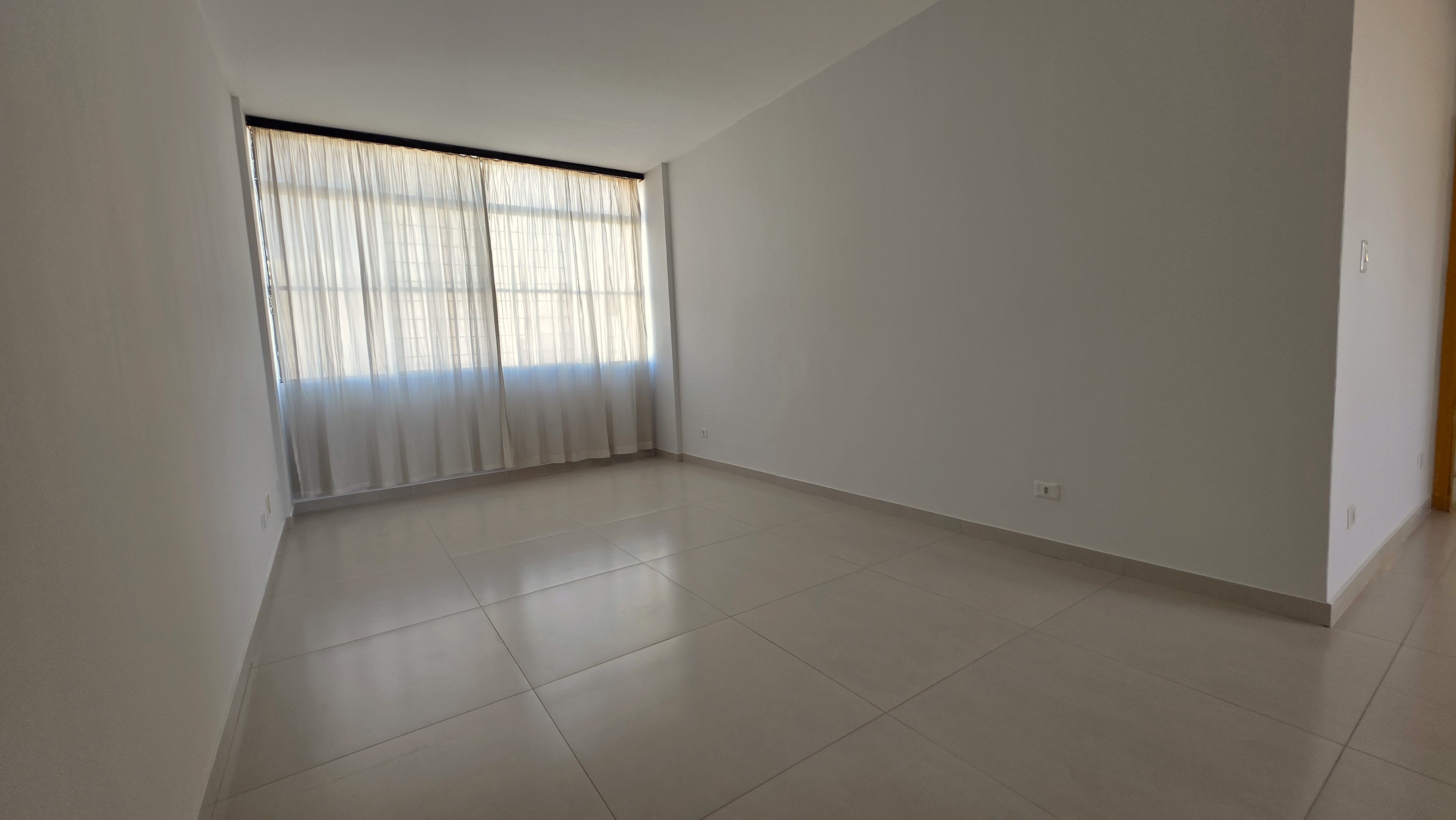 Apartamento Espaçoso com 3 Quartos no Edifício Goiandira – Centro de Goiânia — foto