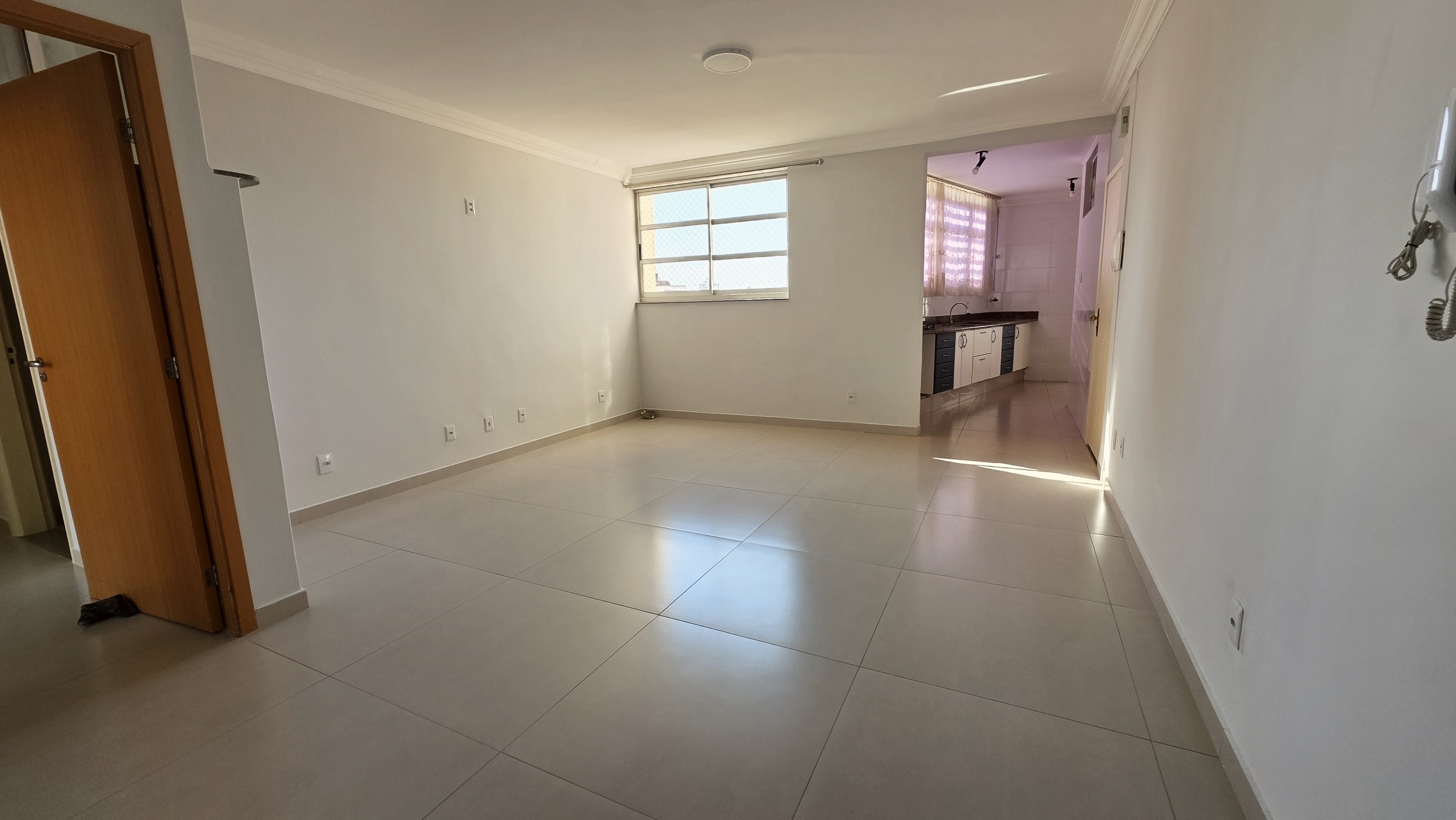 Apartamento Espaçoso com 3 Quartos no Edifício Goiandira – Centro de Goiânia — foto
