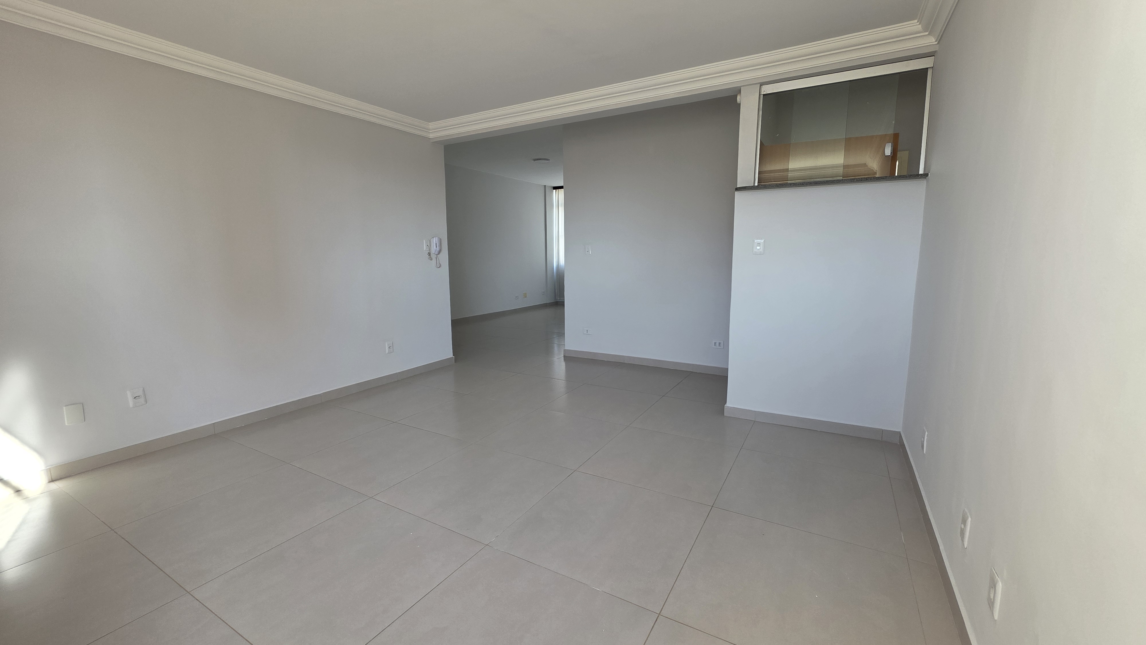 Apartamento Espaçoso com 3 Quartos no Edifício Goiandira – Centro de Goiânia — foto
