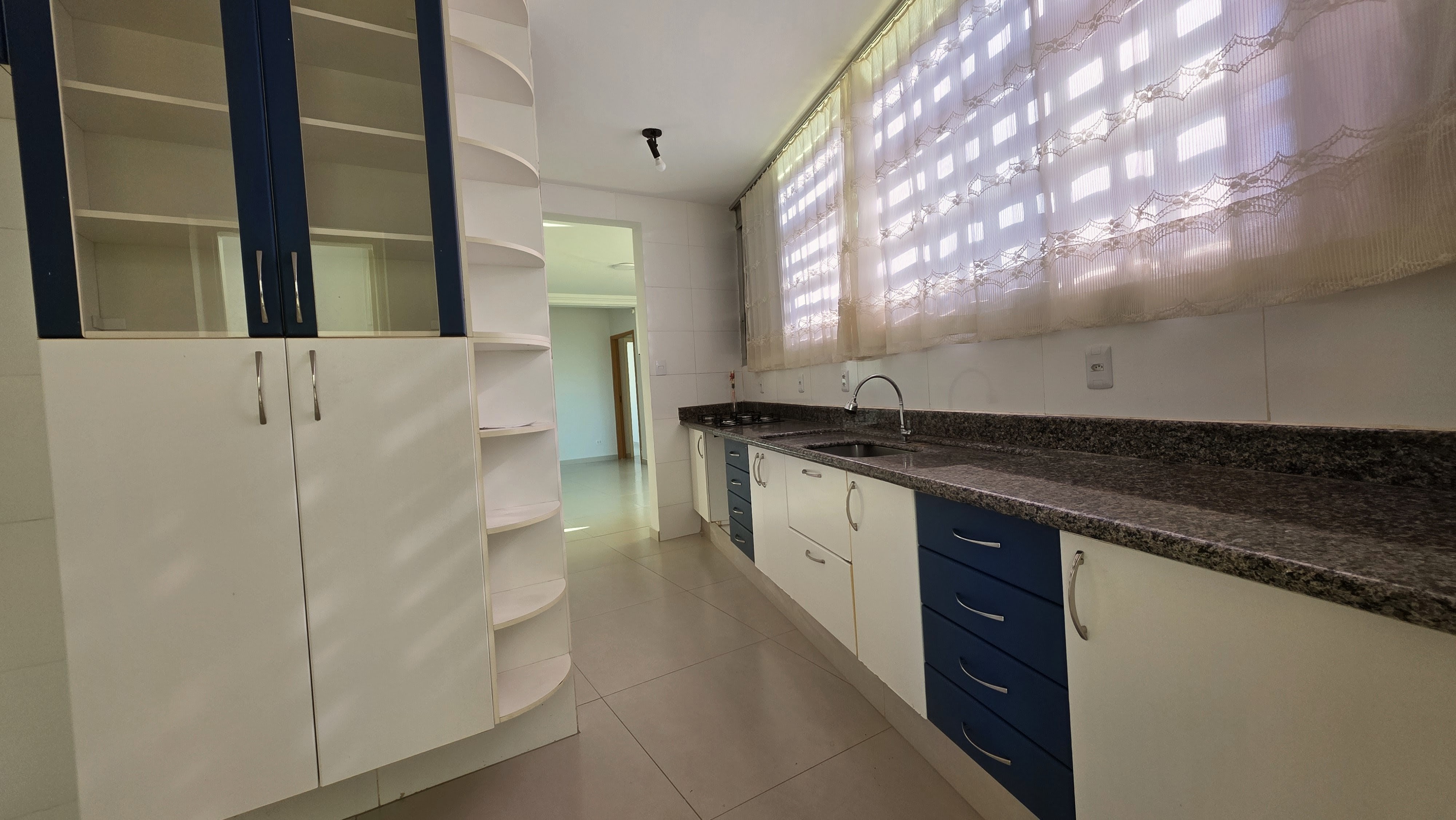 Apartamento Espaçoso com 3 Quartos no Edifício Goiandira – Centro de Goiânia — foto