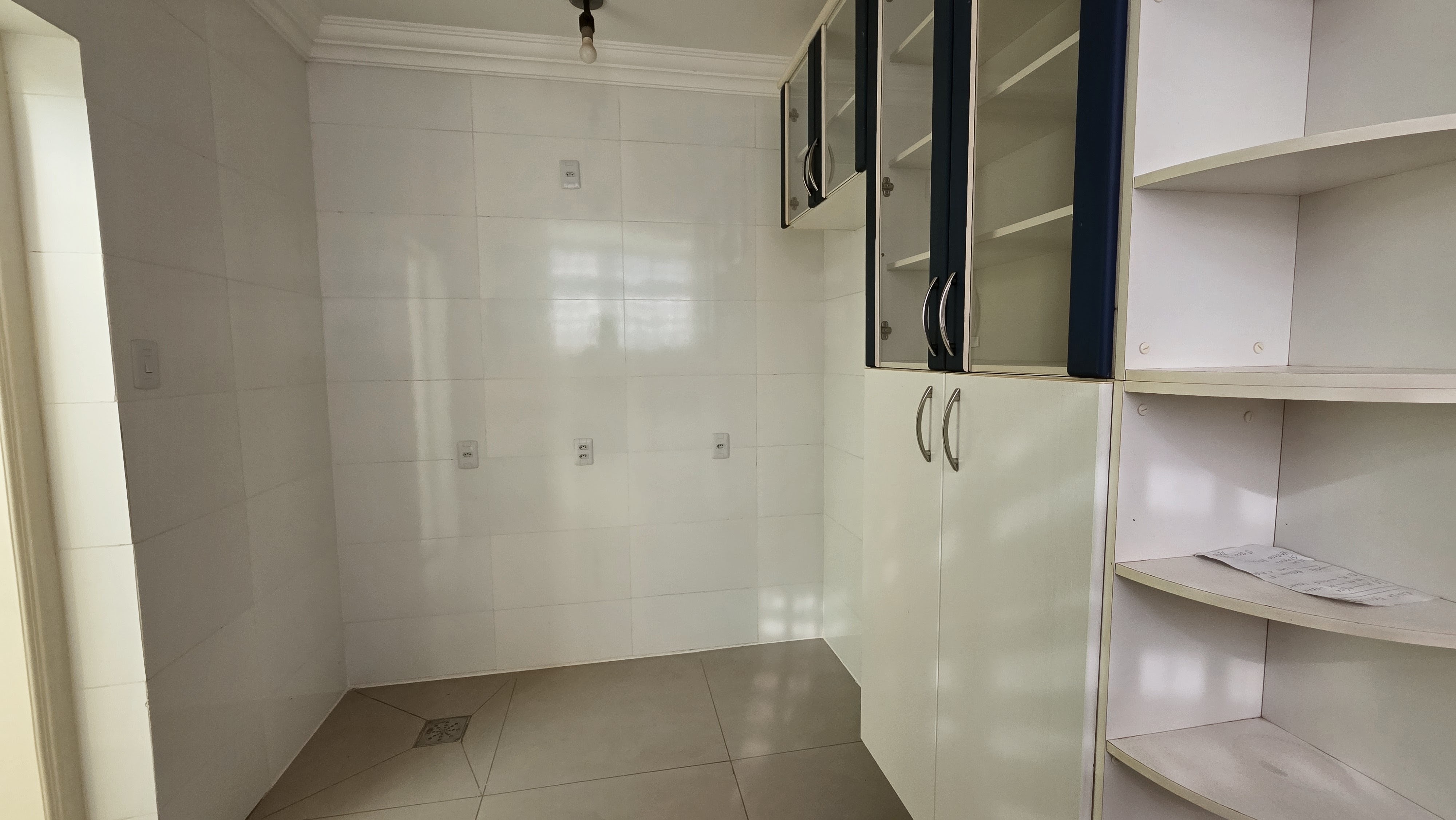 Apartamento Espaçoso com 3 Quartos no Edifício Goiandira – Centro de Goiânia — foto