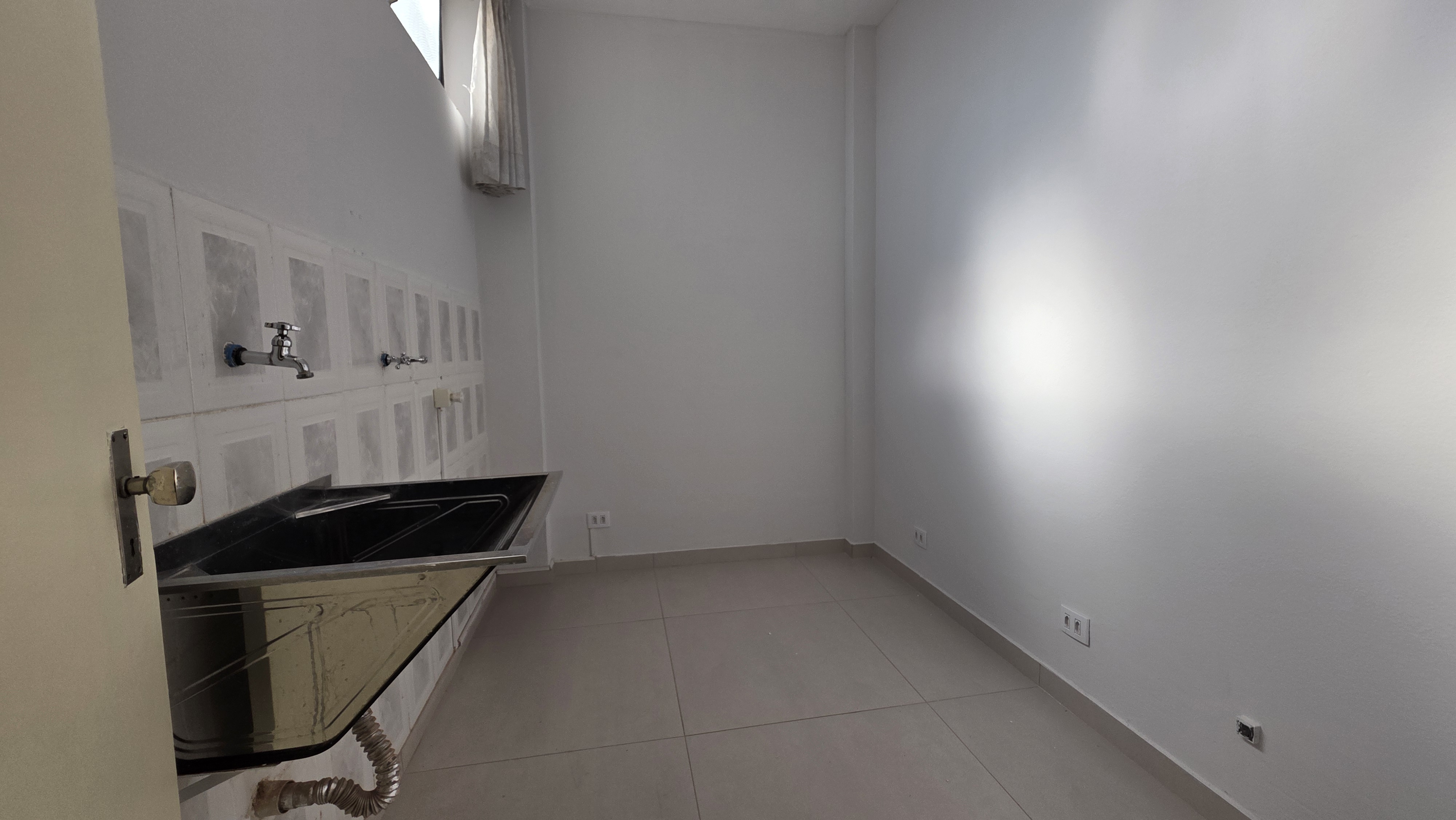Apartamento Espaçoso com 3 Quartos no Edifício Goiandira – Centro de Goiânia — foto