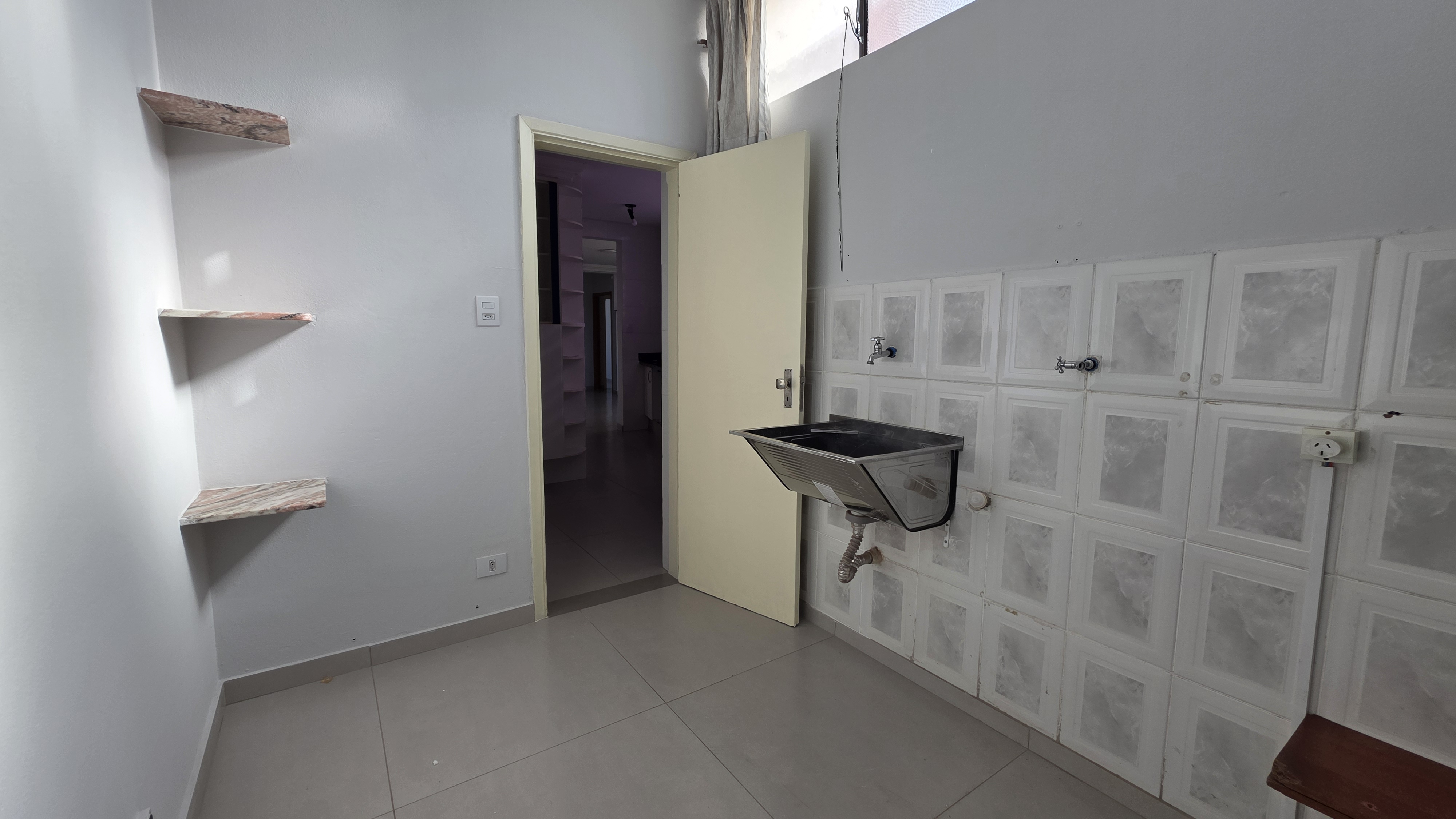 Apartamento Espaçoso com 3 Quartos no Edifício Goiandira – Centro de Goiânia — foto