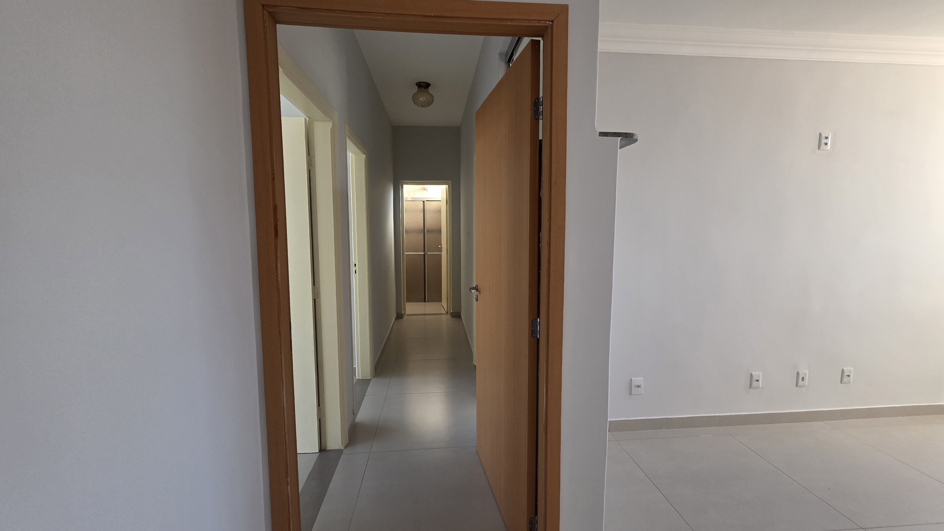 Apartamento Espaçoso com 3 Quartos no Edifício Goiandira – Centro de Goiânia — foto