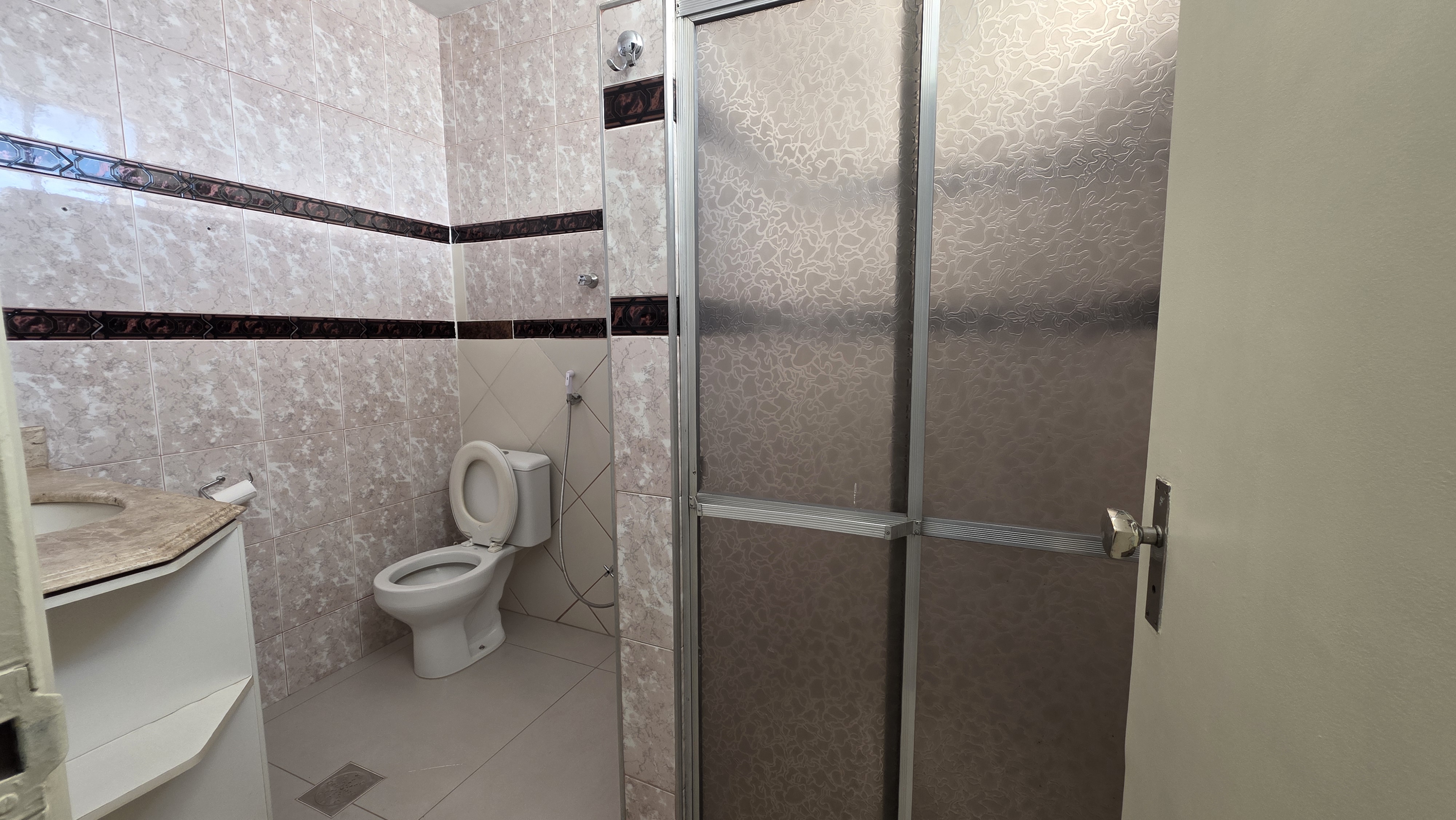 Apartamento Espaçoso com 3 Quartos no Edifício Goiandira – Centro de Goiânia — foto