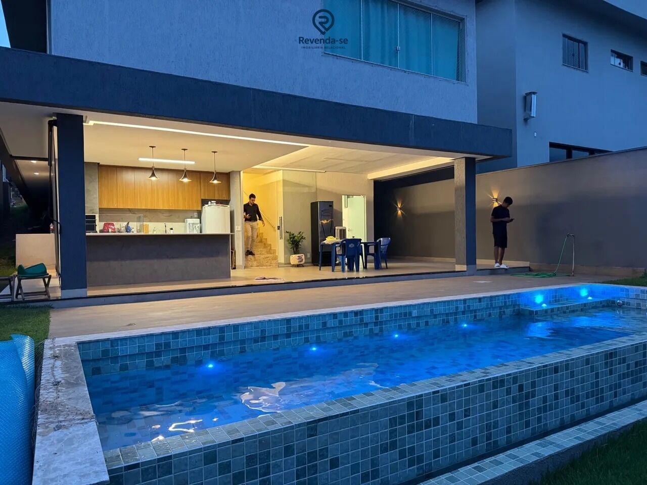 Casa condomínio fechado alto padrão mobiliada 5 minutos flamboyant — foto