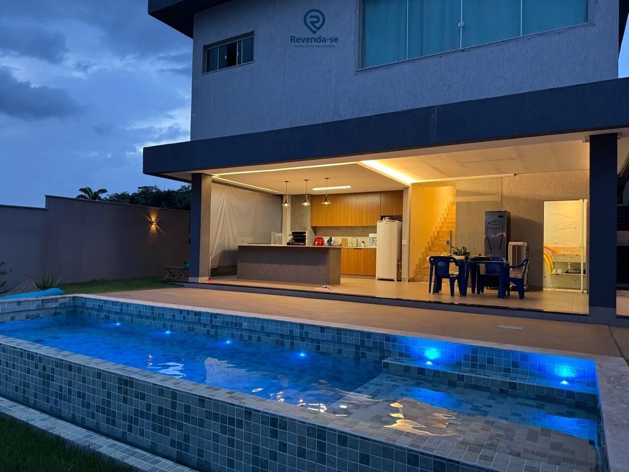 Casa condomínio fechado alto padrão mobiliada 5 minutos flamboyant — foto