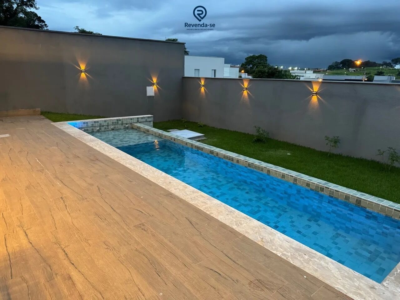 Casa condomínio fechado alto padrão mobiliada 5 minutos flamboyant — foto