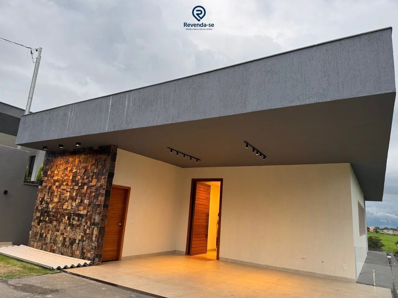 Casa condomínio fechado alto padrão mobiliada 5 minutos flamboyant — foto