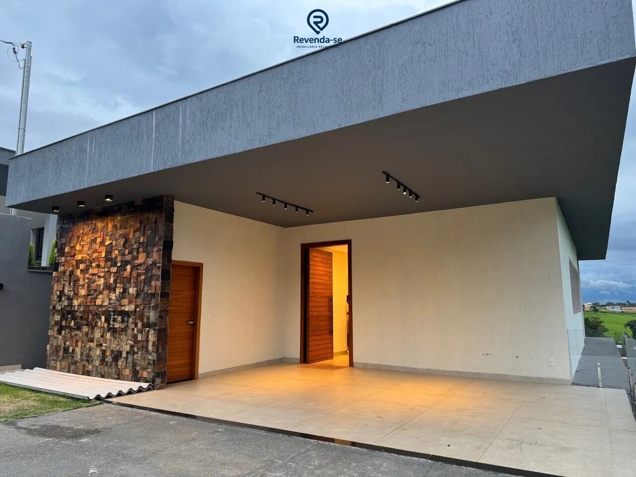 Casa condomínio fechado alto padrão mobiliada 5 minutos flamboyant — foto