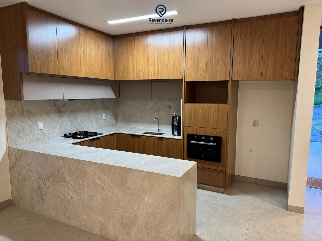 Casa condomínio fechado alto padrão mobiliada 5 minutos flamboyant — foto