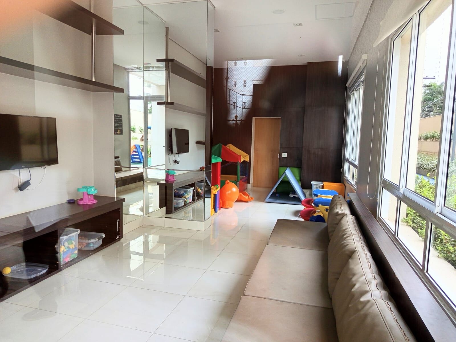 INCRÍVEL APT NA ORLA DO PARQUE FLAMBOYANT — foto