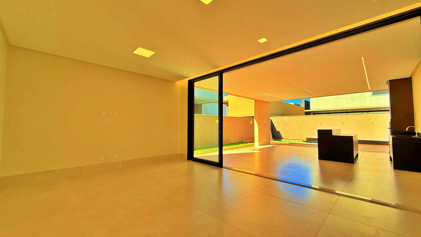 Sobrado 4 Suítes com Piscina à Venda no Portal do Sol Garden em Goiânia – 313 m² — foto