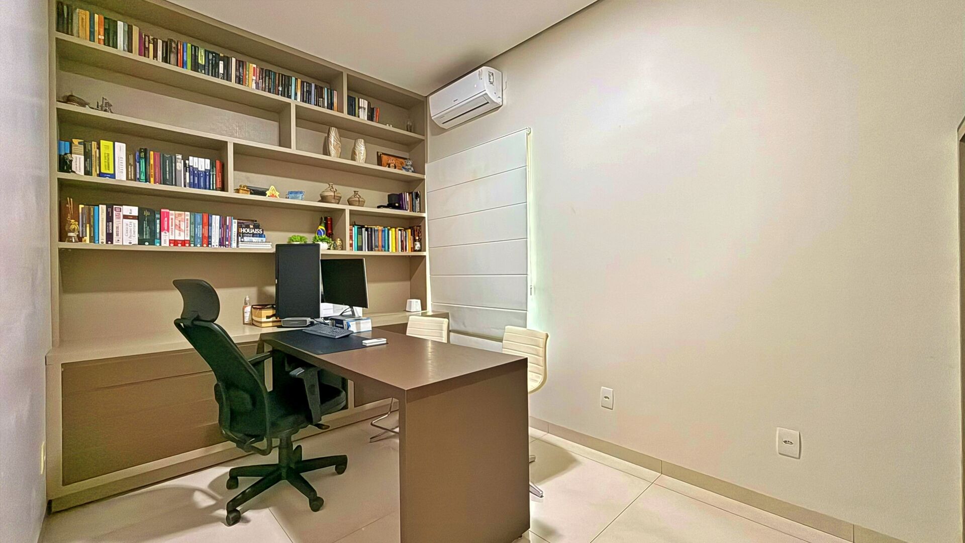 Sobrado 4 Suítes, 330 m² c/ Lazer à Venda na 205 Sul — foto