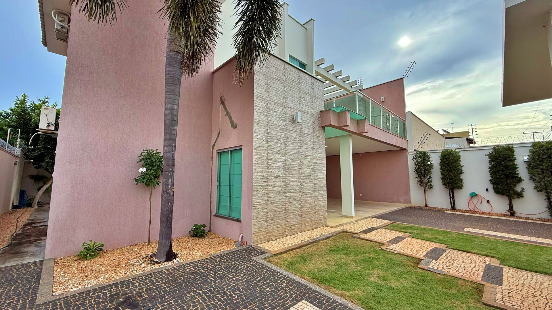 Sobrado 4 Suítes, 330 m² c/ Lazer à Venda na 205 Sul — foto
