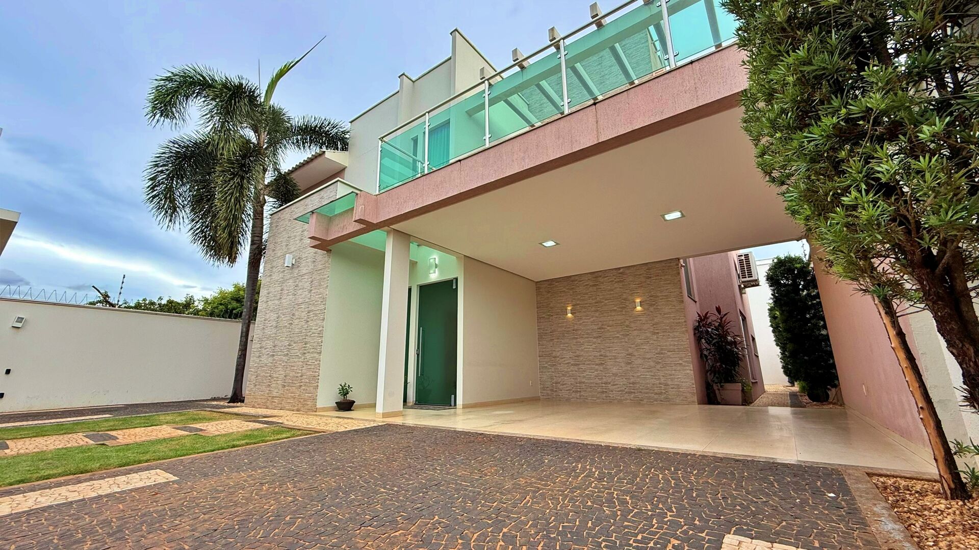 Sobrado 4 Suítes, 330 m² c/ Lazer à Venda na 205 Sul — foto