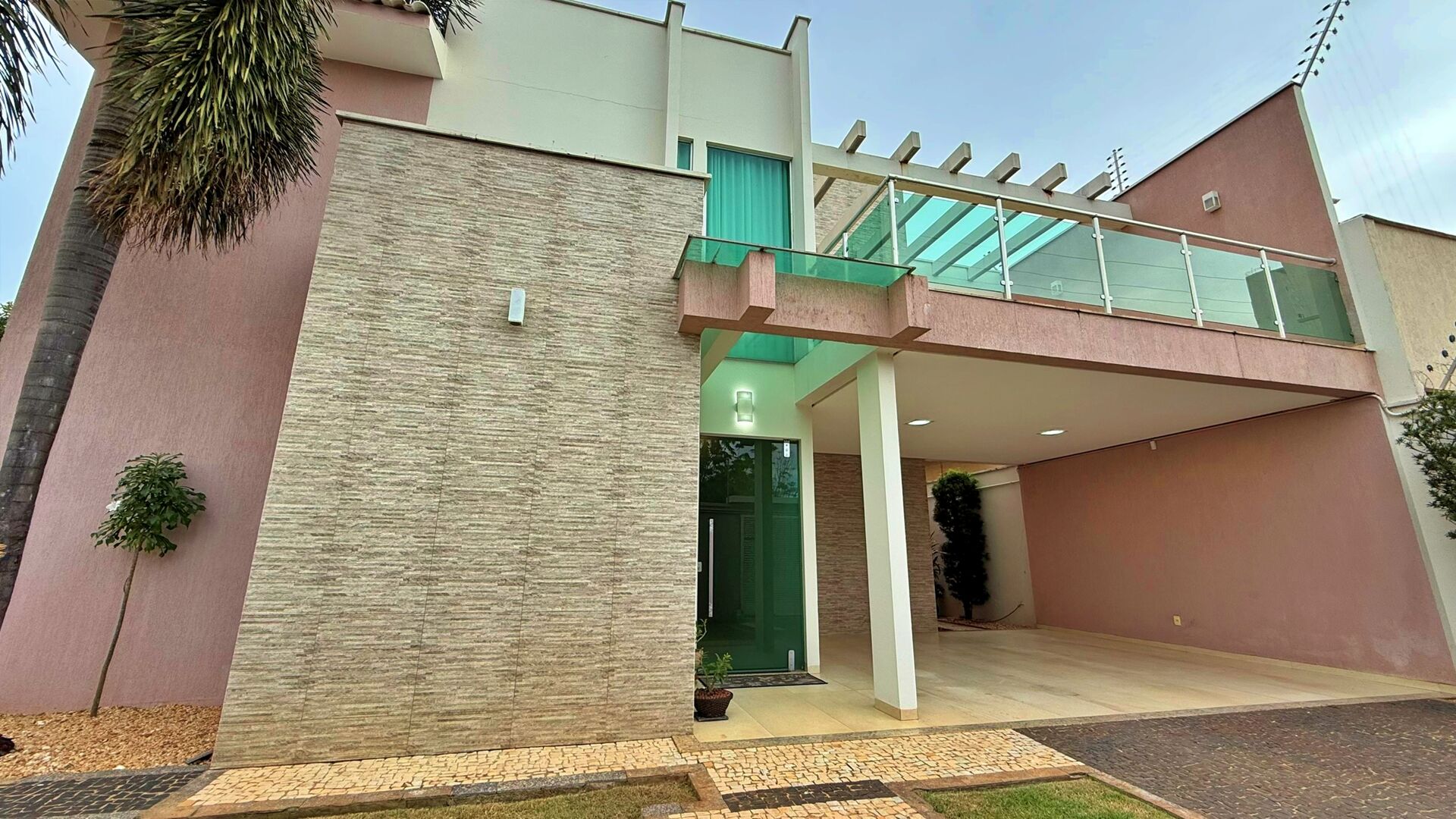 Sobrado 4 Suítes, 330 m² c/ Lazer à Venda na 205 Sul — foto