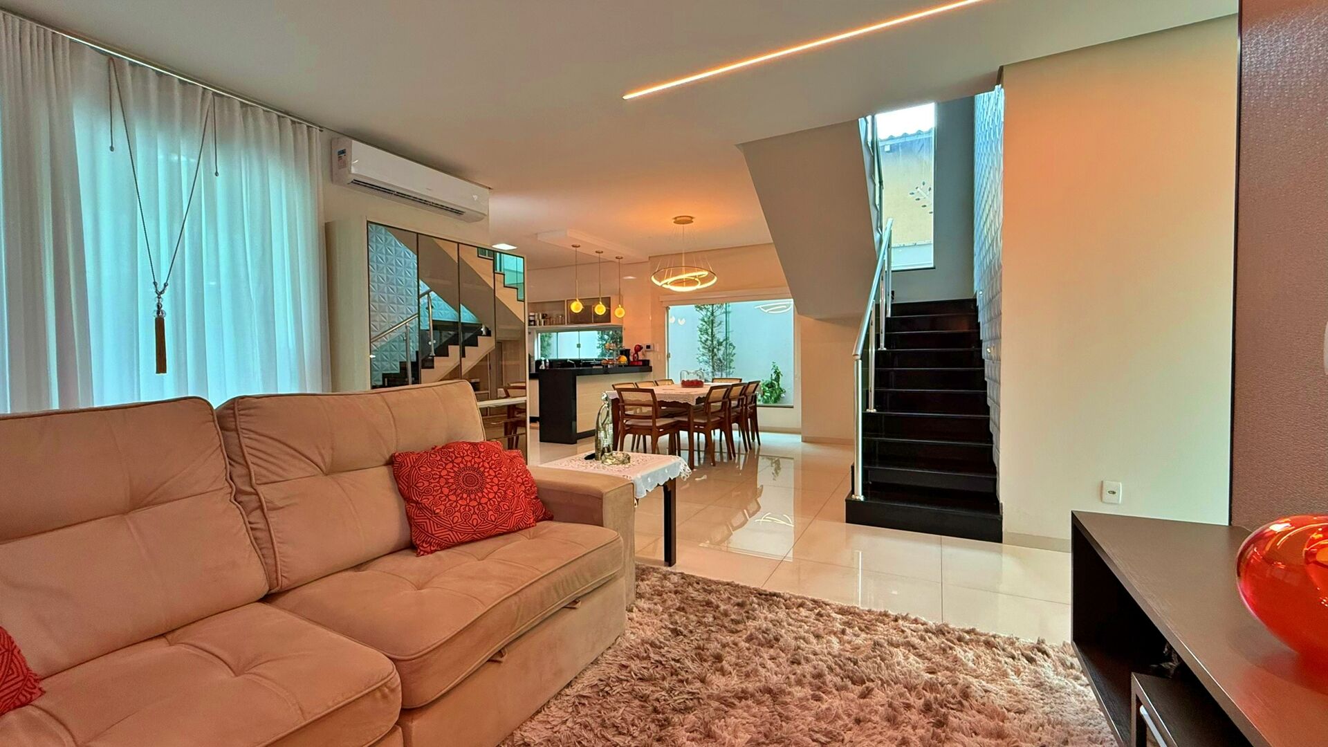 Sobrado 4 Suítes, 330 m² c/ Lazer à Venda na 205 Sul — foto