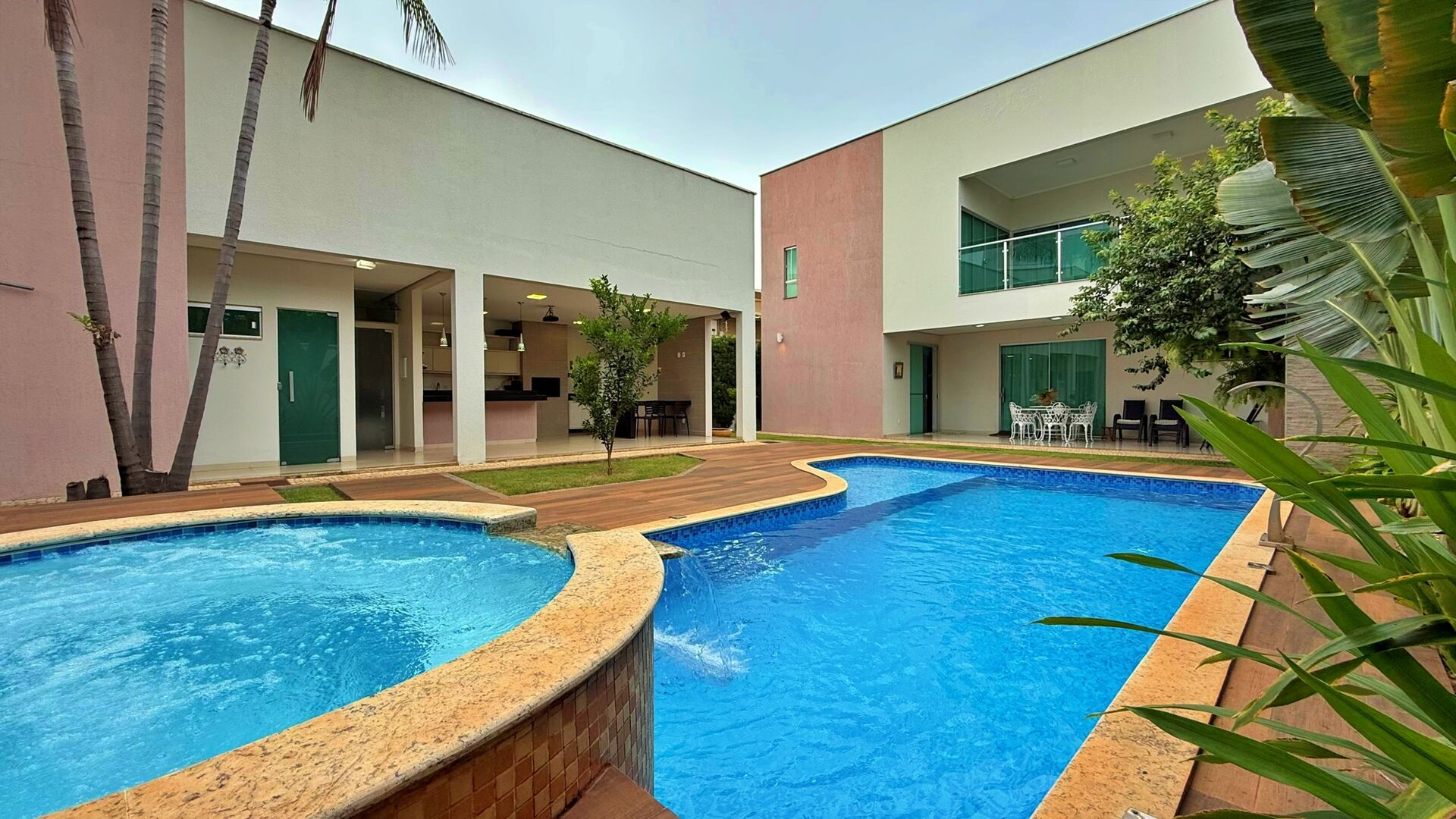 Sobrado 4 Suítes, 330 m² c/ Lazer à Venda na 205 Sul — foto