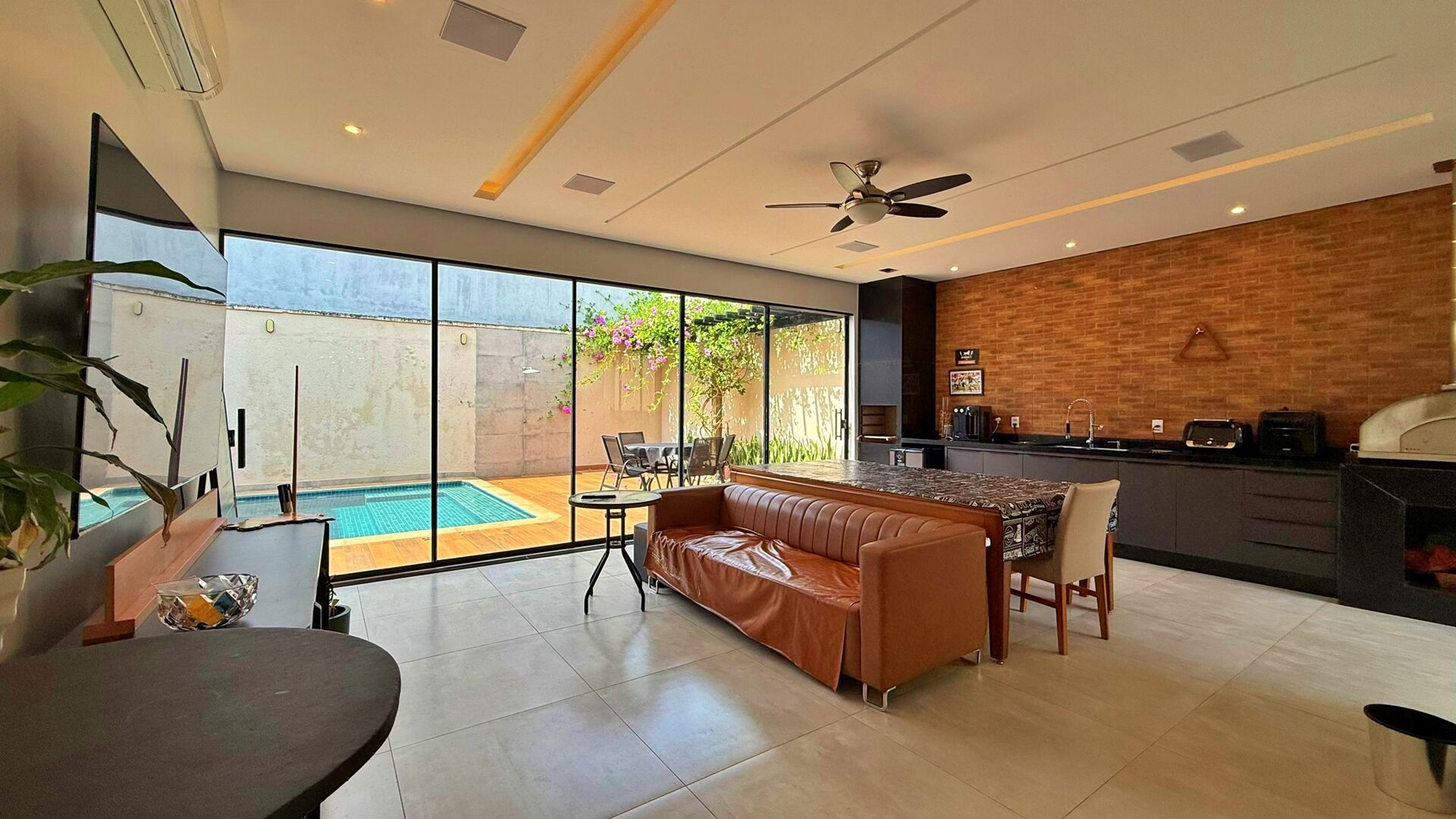 Casa 3 Suítes, 234 m² c/ Lazer à Venda na 404 Sul — foto