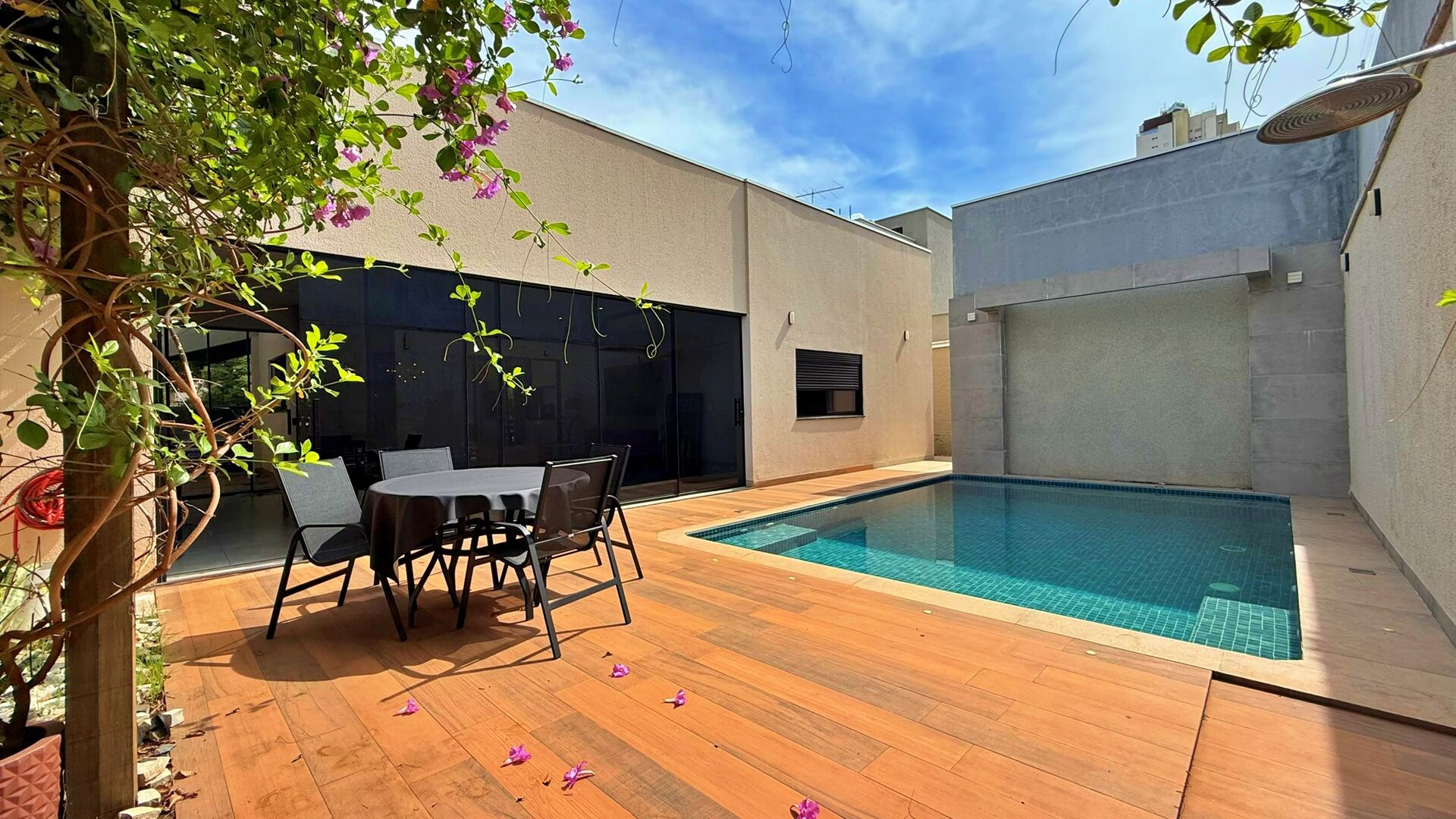 Casa 3 Suítes, 234 m² c/ Lazer à Venda na 404 Sul — foto