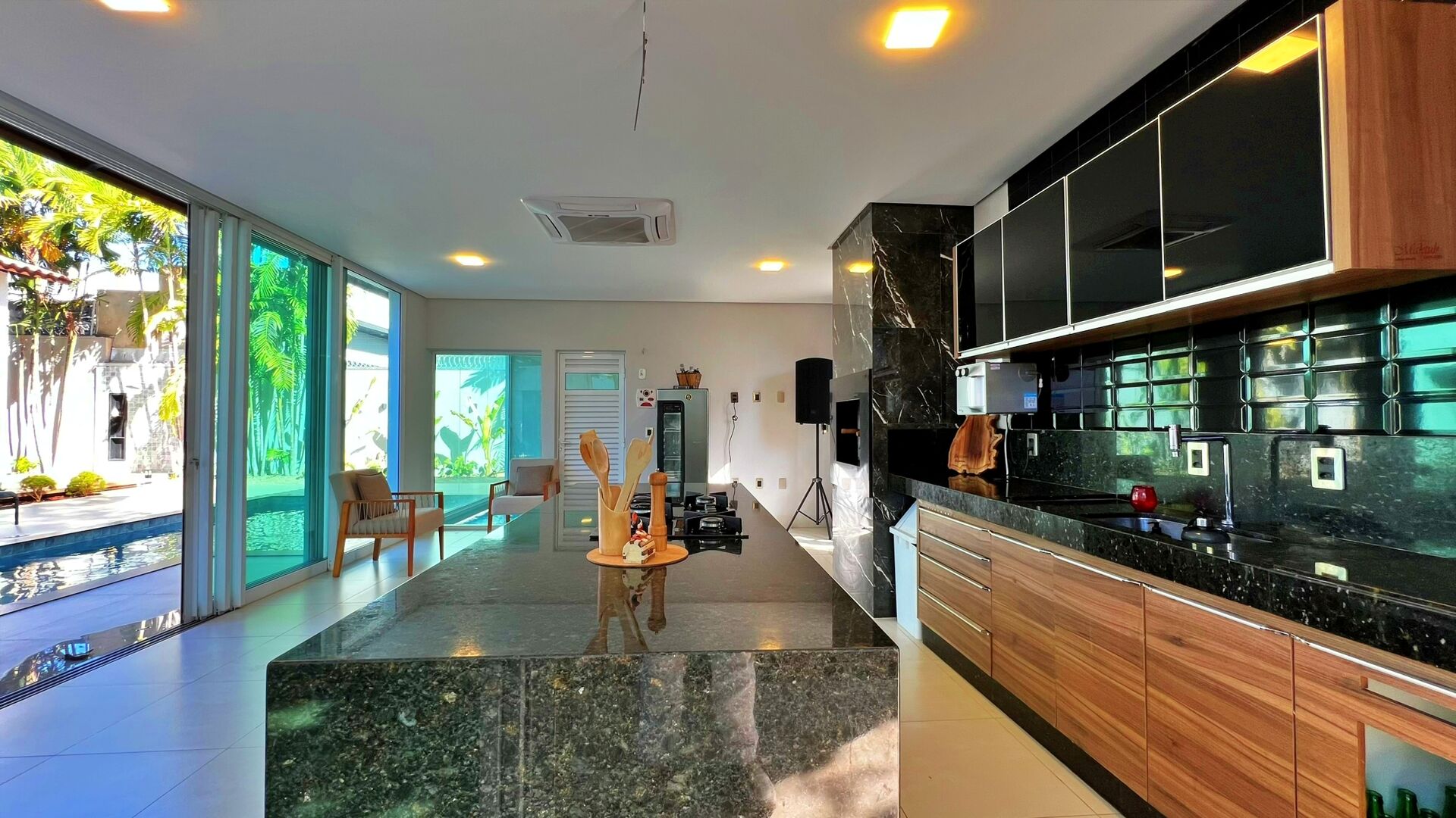 Casa 5 Suítes, 497 m² em 3 Terrenos à Venda na 207 Sul — foto