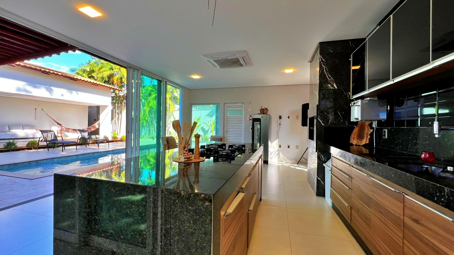 Casa 5 Suítes, 497 m² em 3 Terrenos à Venda na 207 Sul — foto