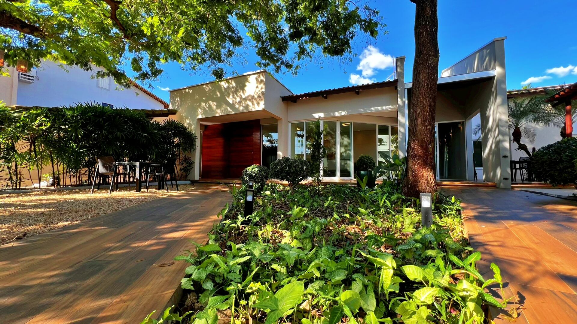 Casa 5 Suítes, 497 m² em 3 Terrenos à Venda na 207 Sul — foto