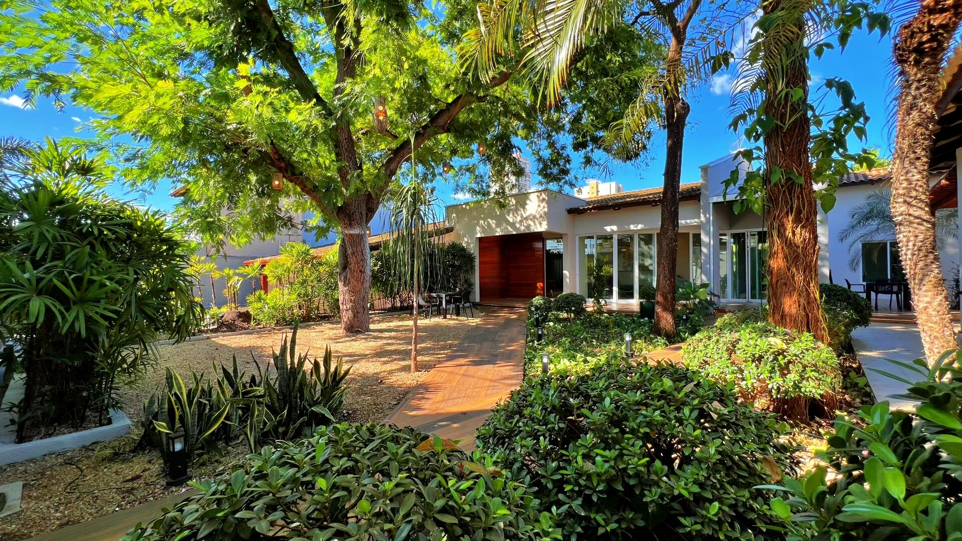 Casa 5 Suítes, 497 m² em 3 Terrenos à Venda na 207 Sul — foto