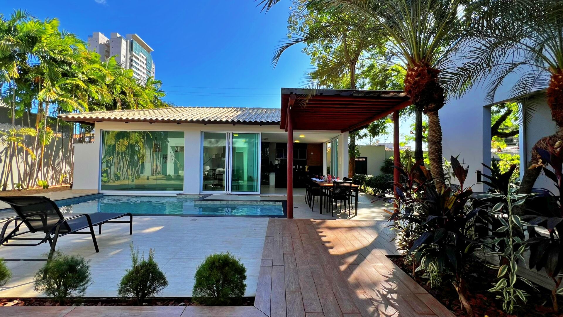 Casa 5 Suítes, 497 m² em 3 Terrenos à Venda na 207 Sul — foto