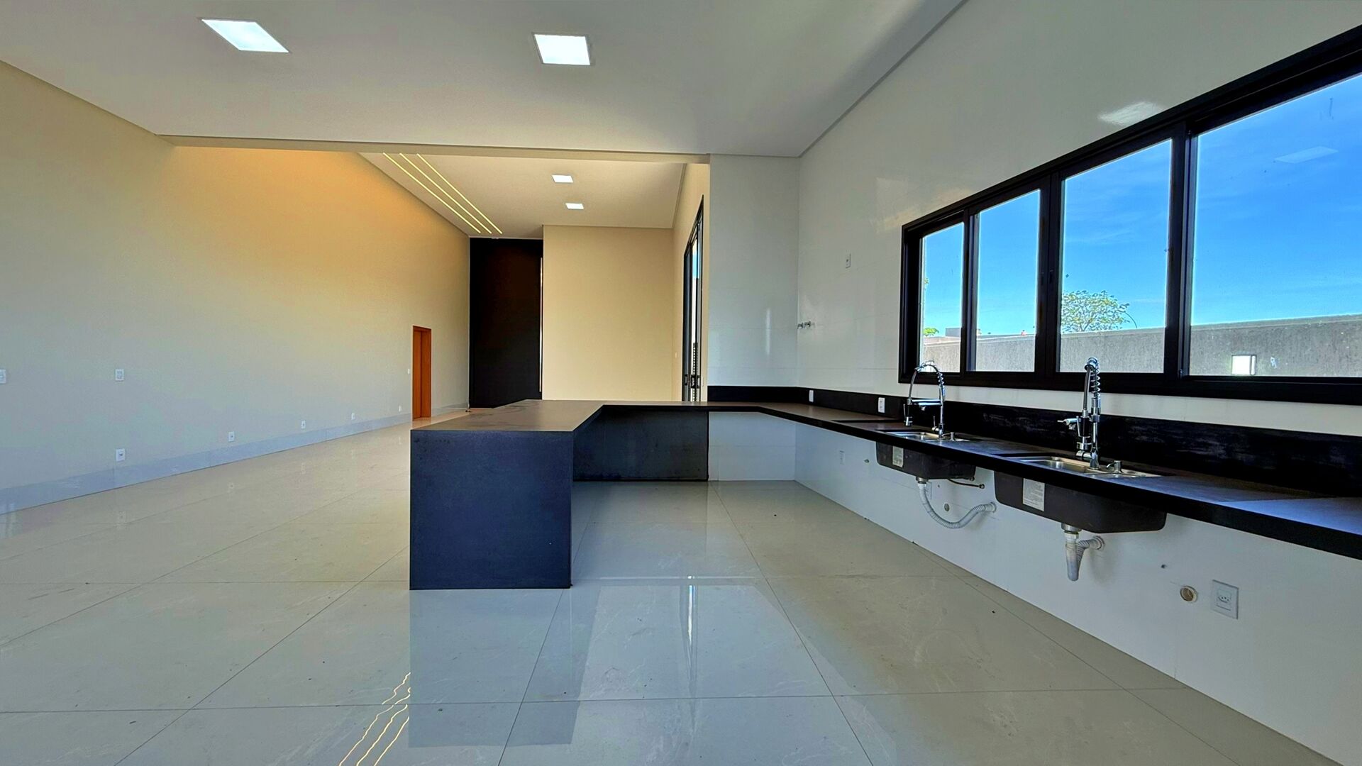 Casa 4 Suítes, 333 m² c/ Lazer à Venda no Condomínio Portal do Sol Garden — foto