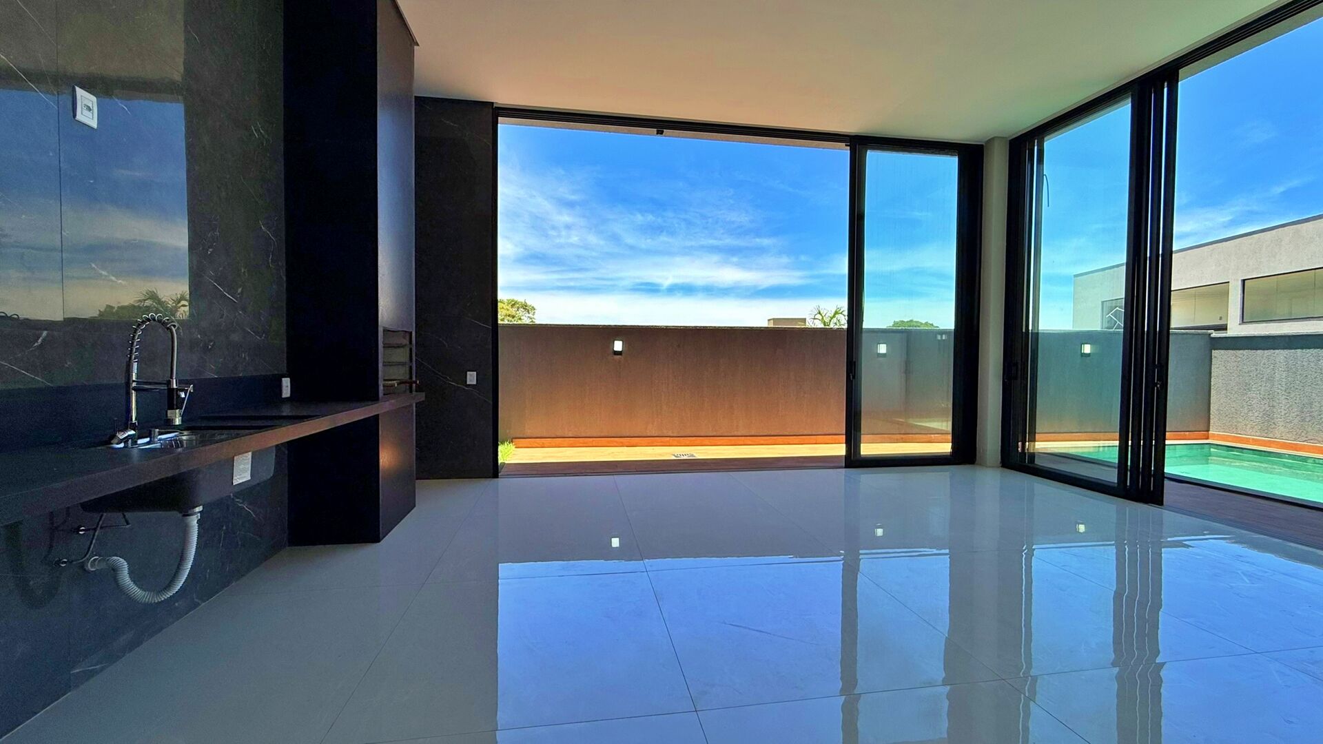 Casa 4 Suítes, 333 m² c/ Lazer à Venda no Condomínio Portal do Sol Garden — foto