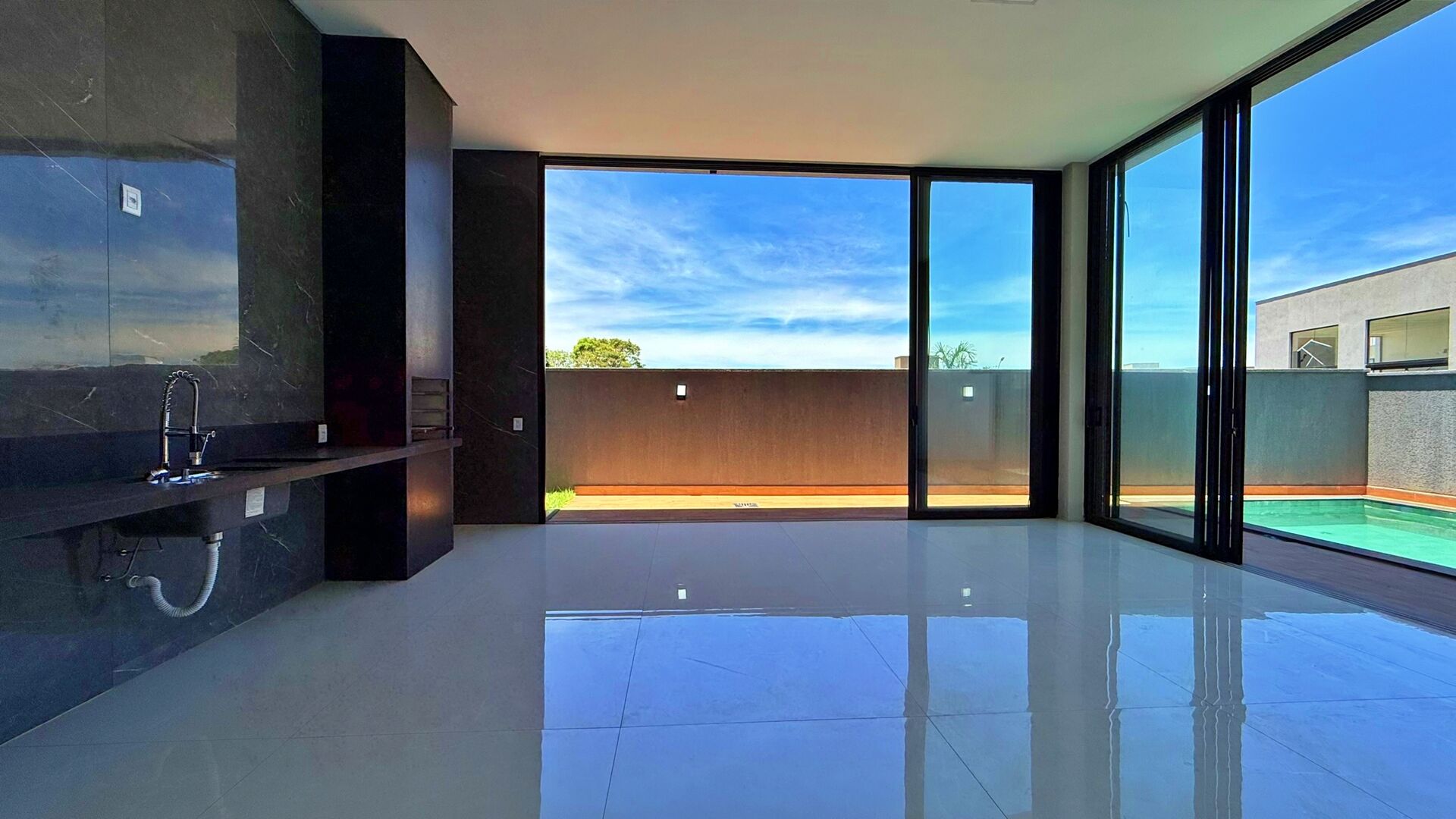 Casa 4 Suítes, 333 m² c/ Lazer à Venda no Condomínio Portal do Sol Garden — foto