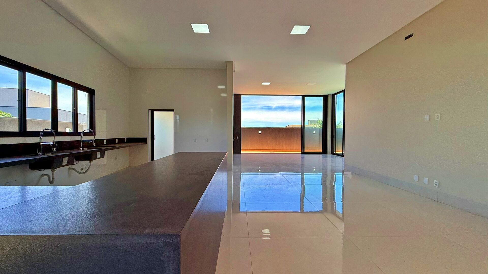 Casa 4 Suítes, 333 m² c/ Lazer à Venda no Condomínio Portal do Sol Garden — foto