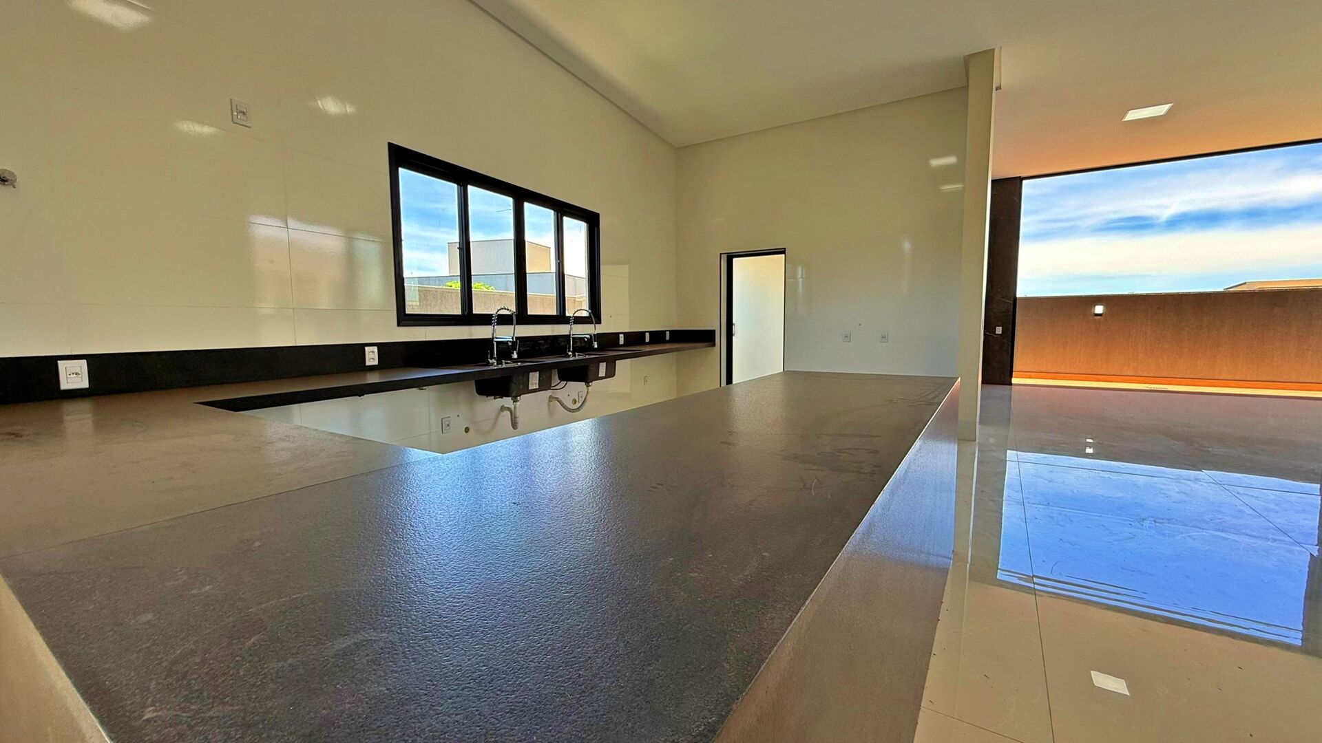 Casa 4 Suítes, 333 m² c/ Lazer à Venda no Condomínio Portal do Sol Garden — foto