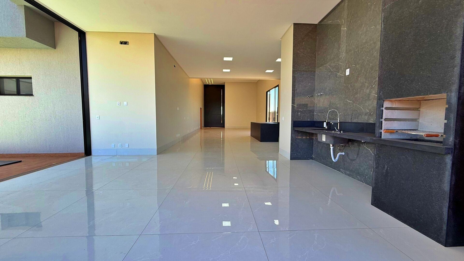 Casa 4 Suítes, 333 m² c/ Lazer à Venda no Condomínio Portal do Sol Garden — foto