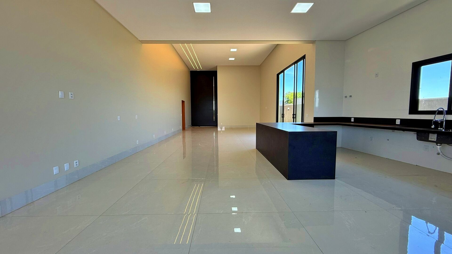 Casa 4 Suítes, 333 m² c/ Lazer à Venda no Condomínio Portal do Sol Garden — foto