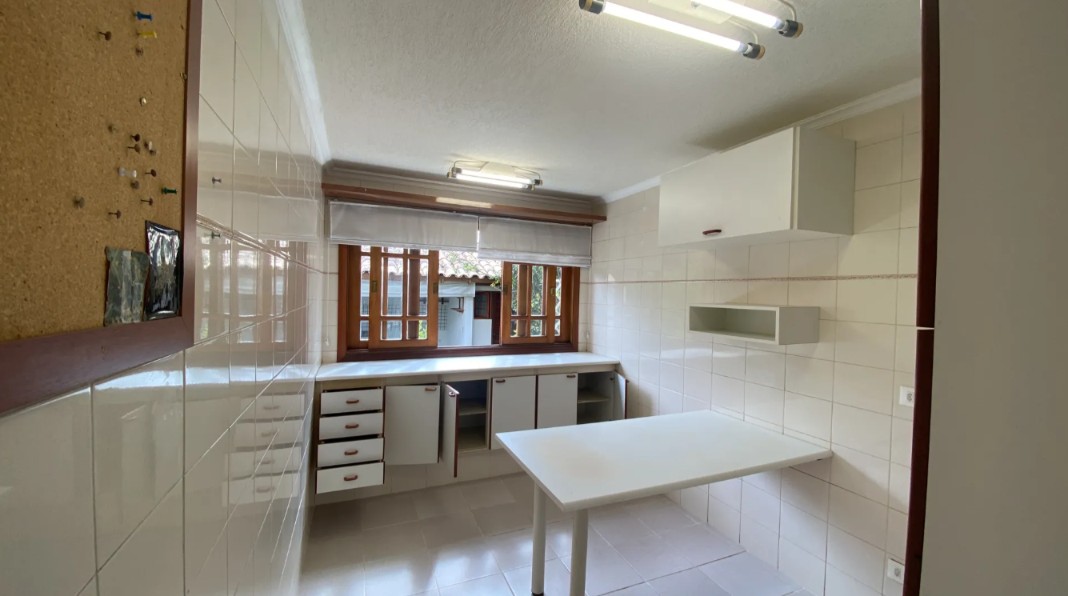 Casa para Locação no Alphaville Residencial 11 – 438 m² Construídos, 4 Dormitórios e Piscina — foto