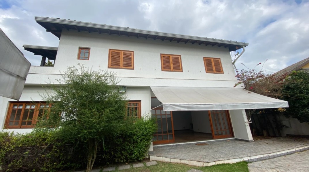 Casa para Locação no Alphaville Residencial 11 – 438 m² Construídos, 4 Dormitórios e Piscina — foto