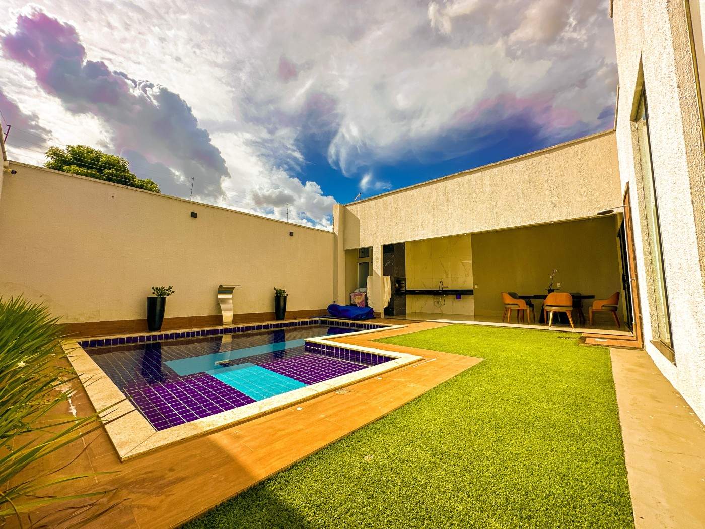 Casa para Venda em Aparecida de Goiânia, Residencial Cândido Queiroz, 3 dormitórios, 3 suítes, 4 banheiros, 2 vagas — foto