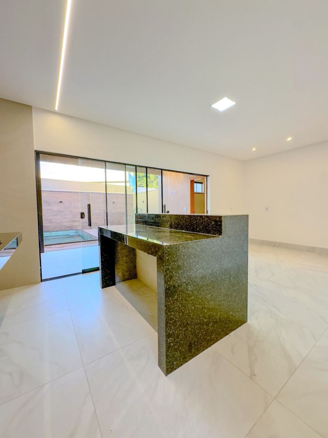 Casa para Venda em Aparecida de Goiânia, Setor Serra Dourada - 3ª Etapa, 3 dormitórios, 3 suítes, 1 banheiro, 4 vagas — foto