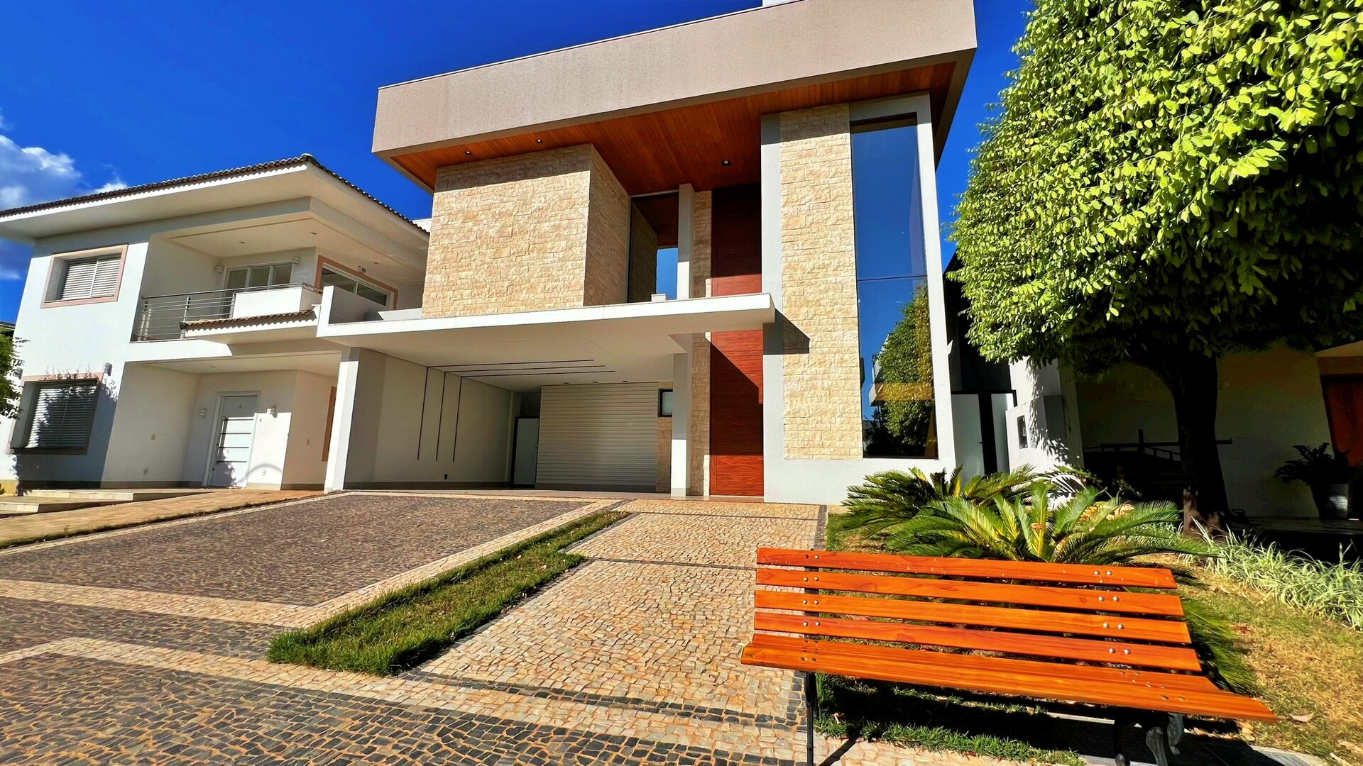 Sobrado 4 Suítes, 330 m² c/ Armários à Venda no Condomínio Aldeia do Sol — foto