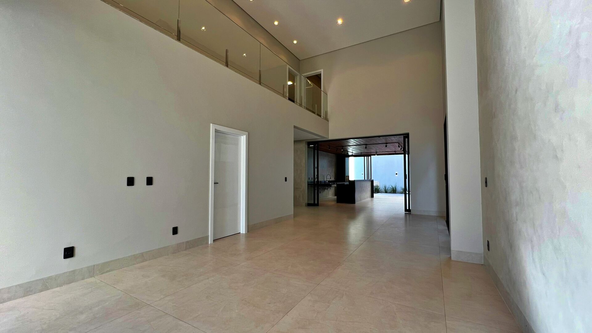 Sobrado 4 Suítes, 330 m² c/ Armários à Venda no Condomínio Aldeia do Sol — foto