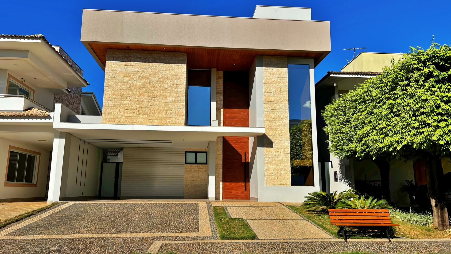 Sobrado 4 Suítes, 330 m² c/ Armários à Venda no Condomínio Aldeia do Sol — foto