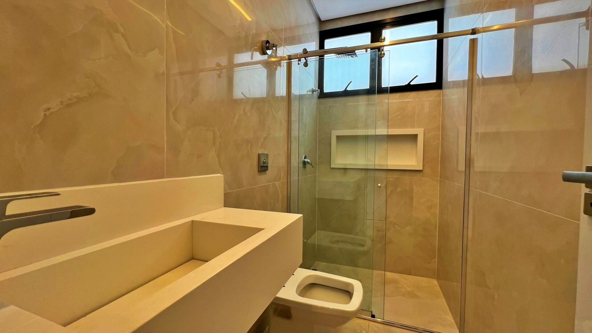 Sobrado 4 Suítes, 330 m² c/ Armários à Venda no Condomínio Aldeia do Sol — foto