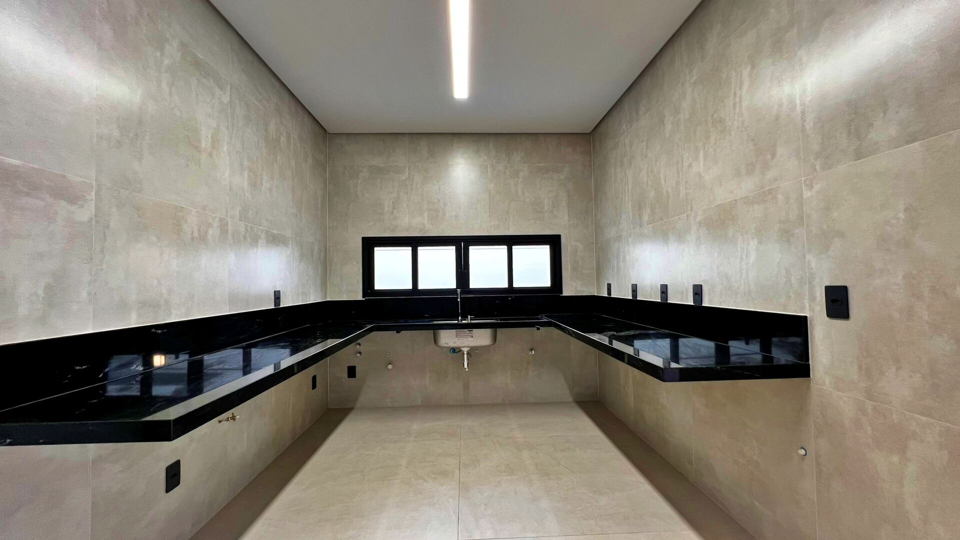 Sobrado 4 Suítes, 330 m² c/ Armários à Venda no Condomínio Aldeia do Sol — foto