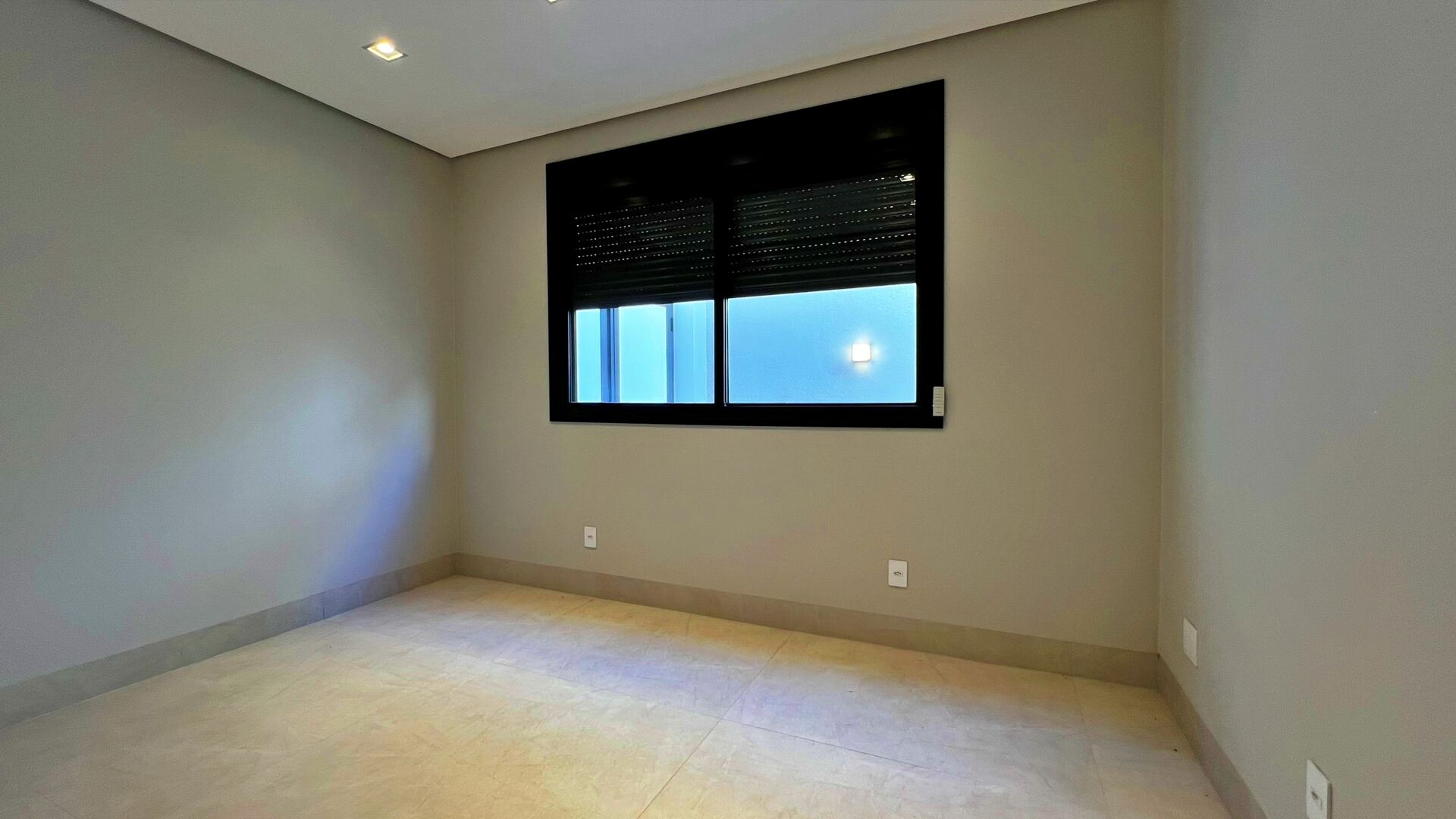 Sobrado 4 Suítes, 330 m² c/ Armários à Venda no Condomínio Aldeia do Sol — foto