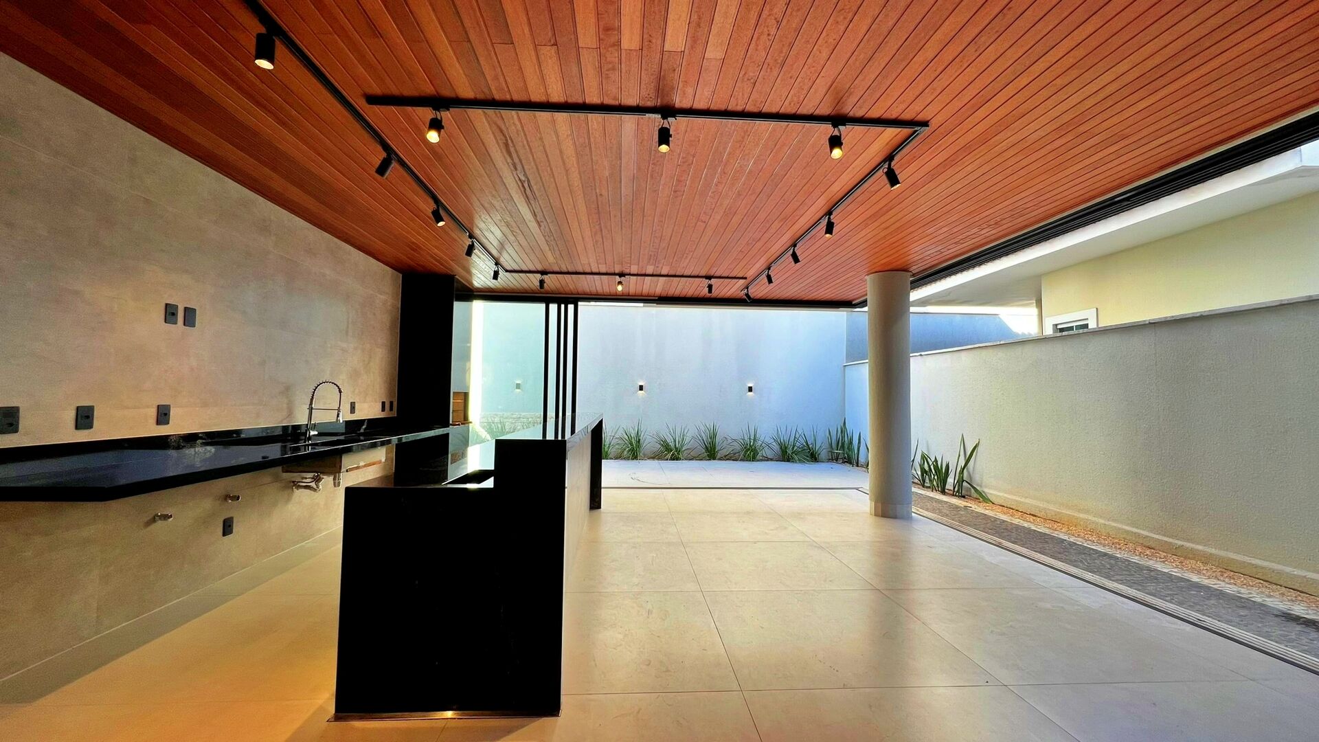Sobrado 4 Suítes, 330 m² c/ Armários à Venda no Condomínio Aldeia do Sol — foto