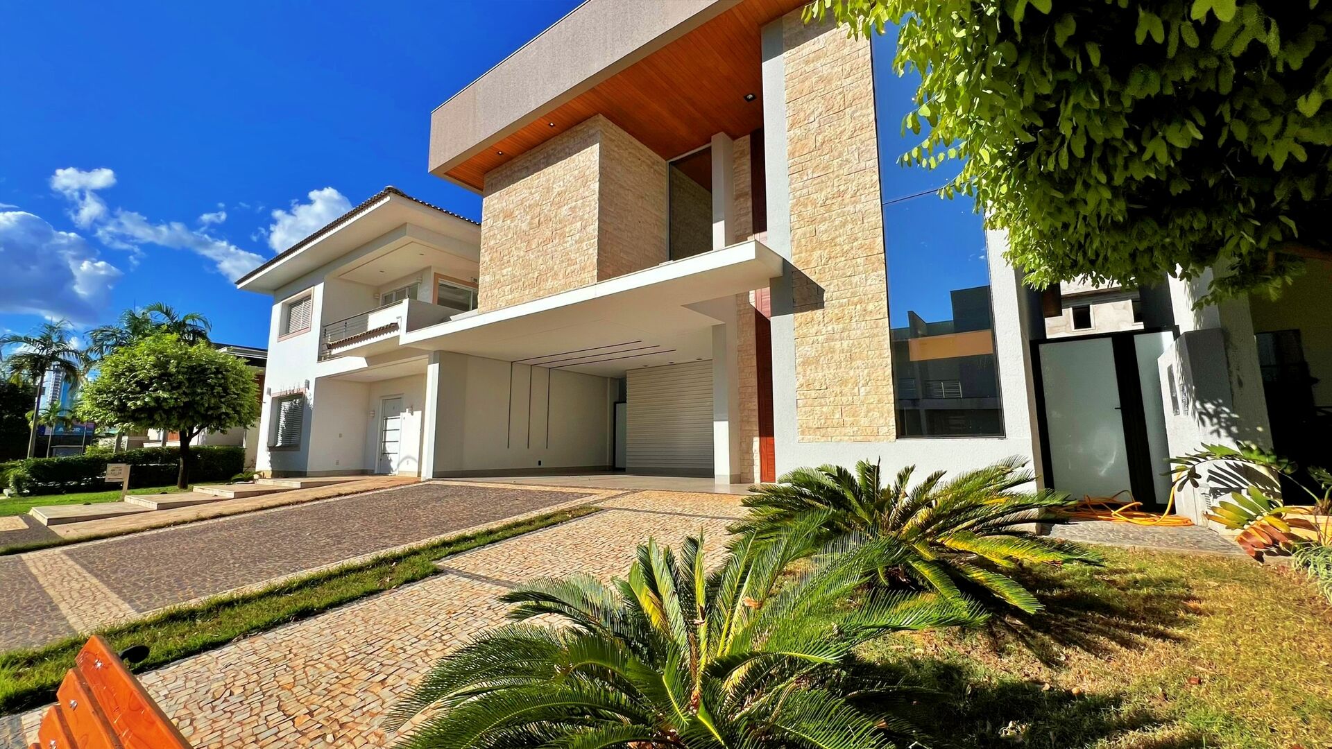 Sobrado 4 Suítes, 330 m² c/ Armários à Venda no Condomínio Aldeia do Sol — foto